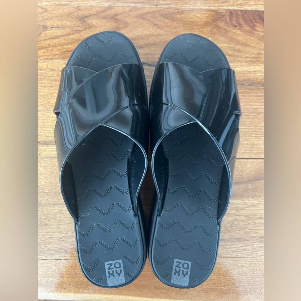 ZAXY crisscross platform rubber sandals in black. Size 8. Made in Brazil 🇧🇷
